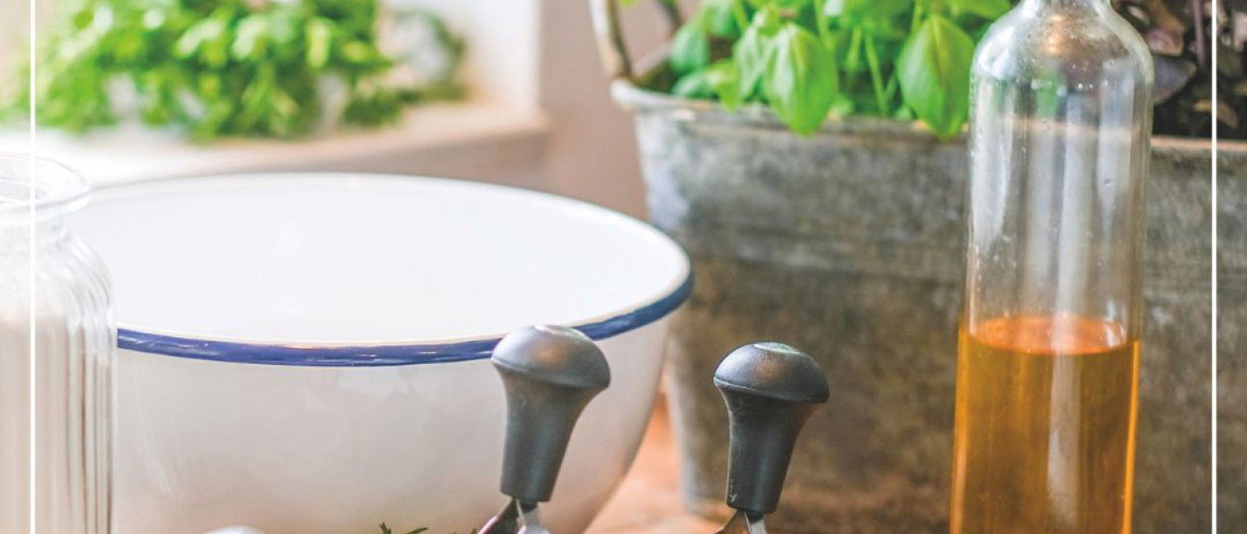 Frische Gartenkr&auml;uter in &Ouml;l konservieren