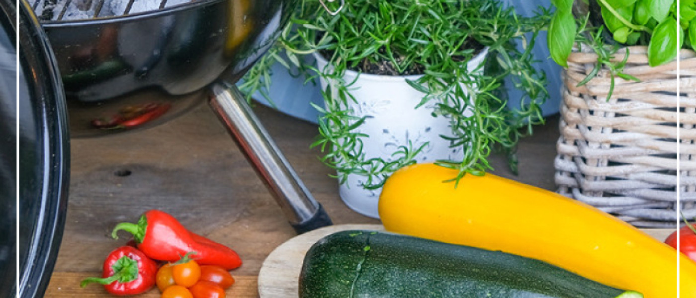 Frisches Gem&uuml;se und Kr&auml;uter grillen